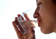 De ce este obligatoriu să consumăm suficientă apă zilnic